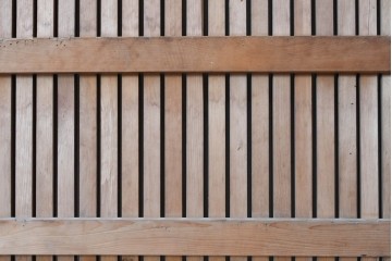 アンティーク建具　明治から大正期　重厚な金具が印象的な富山格子蔵戸1枚　(R-085605)