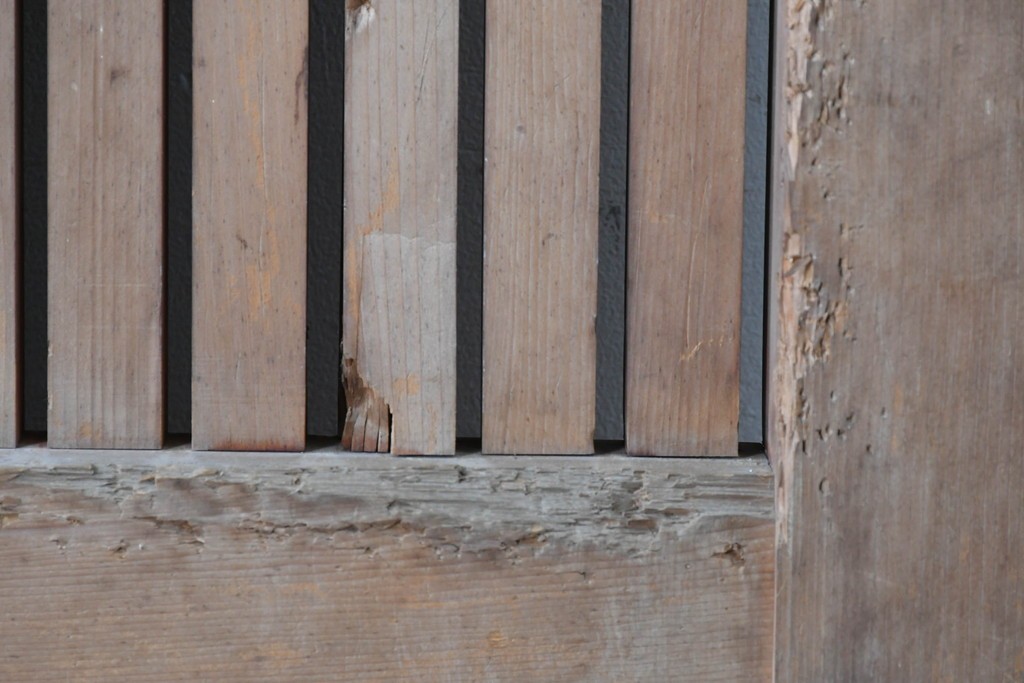 アンティーク建具　明治から大正期　重厚な金具が印象的な富山格子蔵戸1枚　(R-085605)