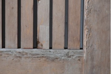 アンティーク建具　明治から大正期　重厚な金具が印象的な富山格子蔵戸1枚　(R-085605)