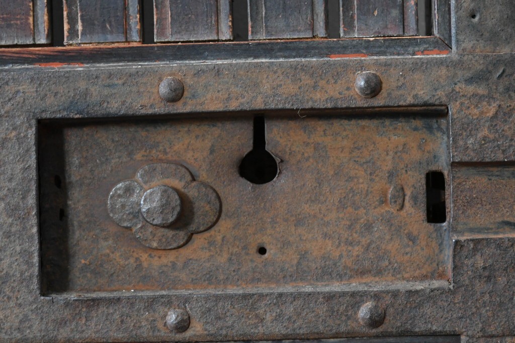 和製アンティーク　明治から大正期　重厚な金具が魅力の富山格子蔵戸1枚　(R-085606)