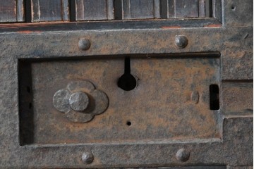 和製アンティーク　明治から大正期　重厚な金具が魅力の富山格子蔵戸1枚　(R-085606)