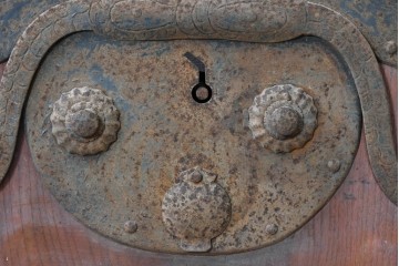 和製アンティーク　明治から大正期　重厚な金具が魅力の富山格子蔵戸1枚　(R-085606)