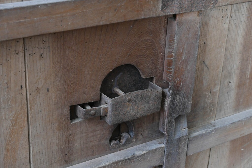 和製アンティーク　明治から大正期　重厚な金具が魅力の富山格子蔵戸1枚　(R-085606)