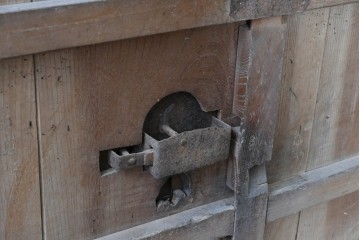 和製アンティーク　明治から大正期　重厚な金具が魅力の富山格子蔵戸1枚　(R-085606)