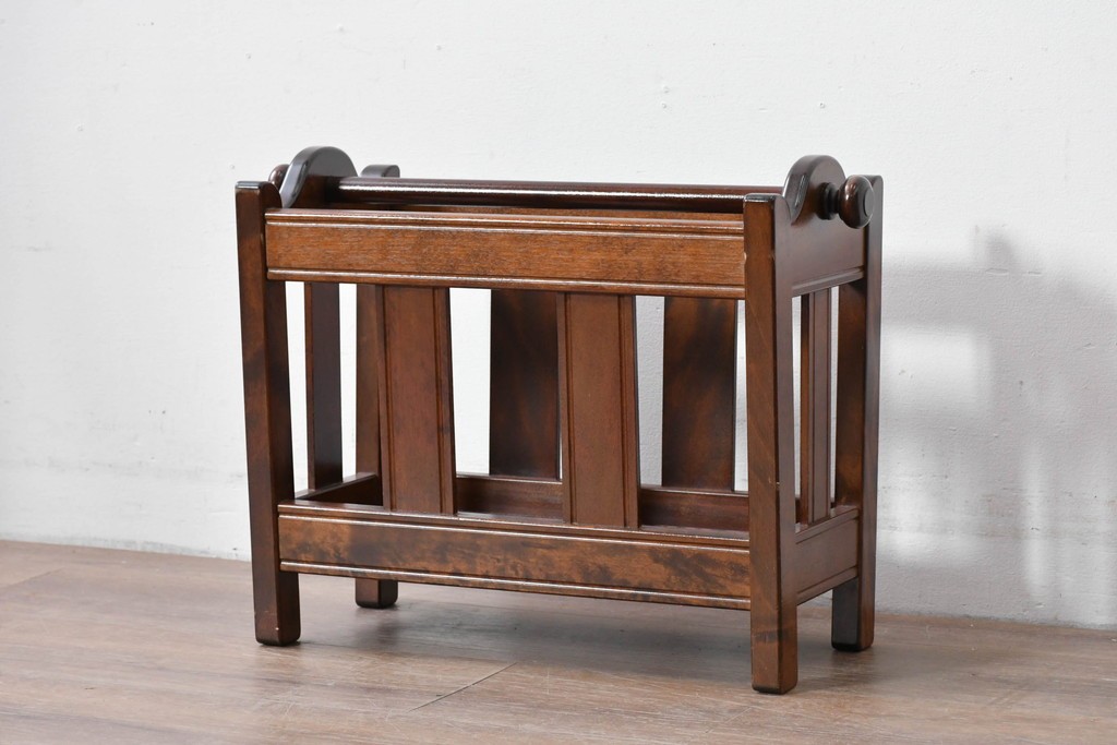 中古　美品　松本民芸家具　和洋折衷の空間にも自然に馴染むC型マガジンラック　(R-085607)