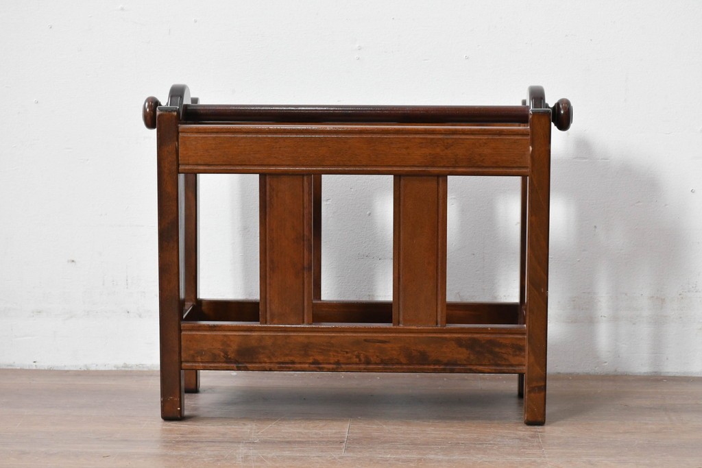 中古　美品　松本民芸家具　和洋折衷の空間にも自然に馴染むC型マガジンラック　(R-085607)