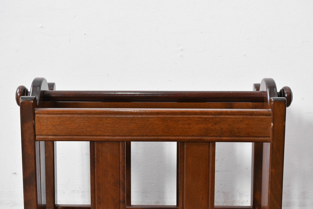 中古　美品　松本民芸家具　和洋折衷の空間にも自然に馴染むC型マガジンラック　(R-085607)