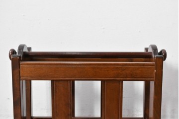 中古　美品　松本民芸家具　和洋折衷の空間にも自然に馴染むC型マガジンラック　(R-085607)