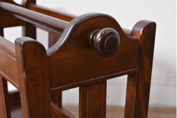 中古　美品　松本民芸家具　和洋折衷の空間にも自然に馴染むC型マガジンラック　(R-085607)