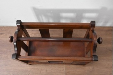 中古　美品　松本民芸家具　和洋折衷の空間にも自然に馴染むC型マガジンラック　(R-085607)