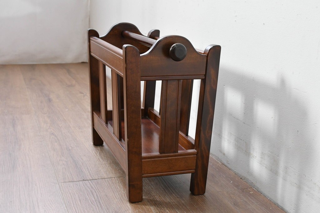 中古　美品　松本民芸家具　和洋折衷の空間にも自然に馴染むC型マガジンラック　(R-085607)