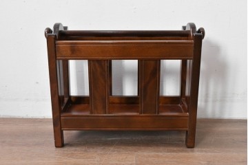 中古　美品　松本民芸家具　和洋折衷の空間にも自然に馴染むC型マガジンラック　(R-085607)