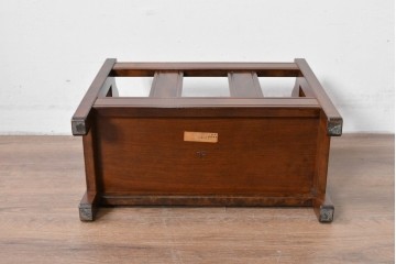 中古　美品　松本民芸家具　和洋折衷の空間にも自然に馴染むC型マガジンラック　(R-085607)