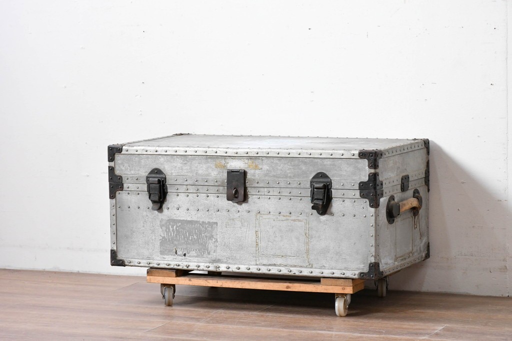 ヴィンテージ　無骨なデザインとステンシル跡がおしゃれなジュラルミントランク　(R-085610)