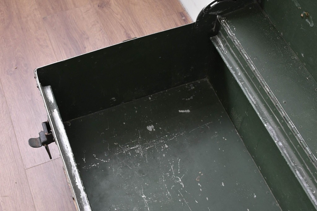 ヴィンテージ　無骨なデザインとステンシル跡がおしゃれなジュラルミントランク　(R-085610)