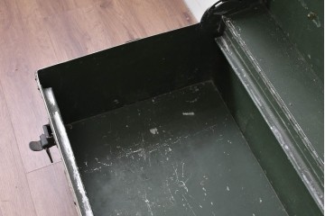 ヴィンテージ　無骨なデザインとステンシル跡がおしゃれなジュラルミントランク　(R-085610)