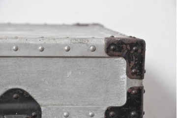 ヴィンテージ　無骨なデザインとステンシル跡がおしゃれなジュラルミントランク　(R-085610)