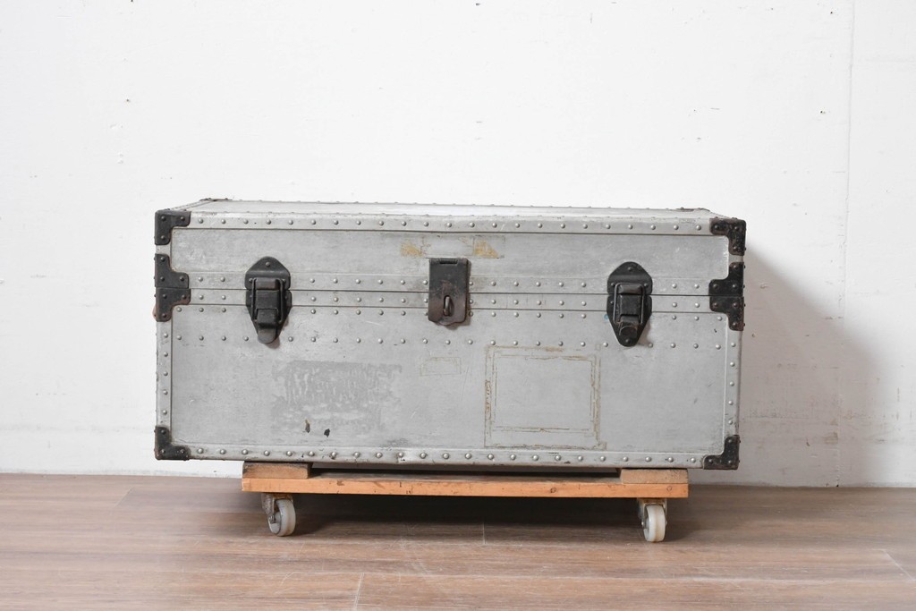 ヴィンテージ　無骨なデザインとステンシル跡がおしゃれなジュラルミントランク　(R-085610)