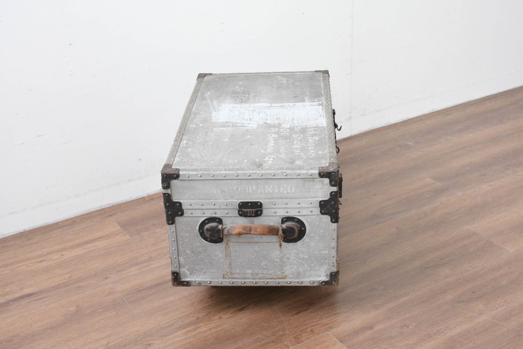 ヴィンテージ　無骨なデザインとステンシル跡がおしゃれなジュラルミントランク　(R-085610)