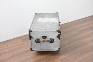 ヴィンテージ　無骨なデザインとステンシル跡がおしゃれなジュラルミントランク　(R-085610)