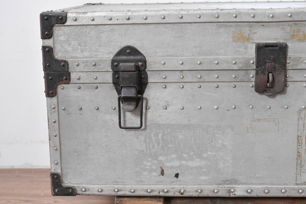 ヴィンテージ　無骨なデザインとステンシル跡がおしゃれなジュラルミントランク　(R-085610)