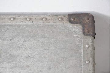ヴィンテージ　無骨なデザインとステンシル跡がおしゃれなジュラルミントランク　(R-085610)