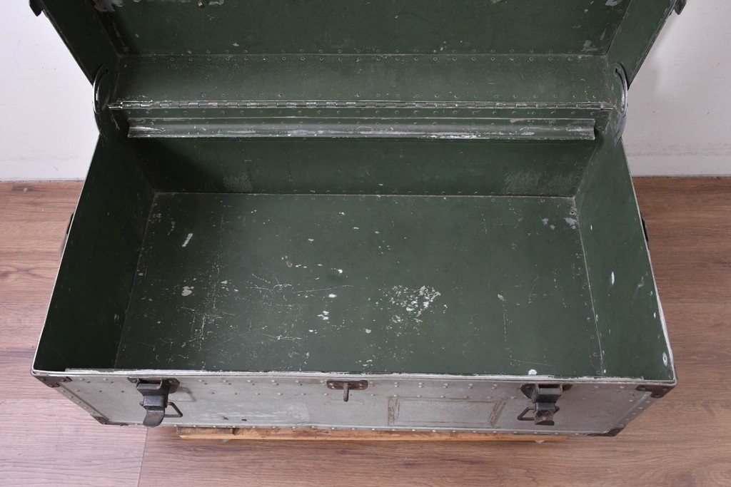 ヴィンテージ　無骨なデザインとステンシル跡がおしゃれなジュラルミントランク　(R-085610)