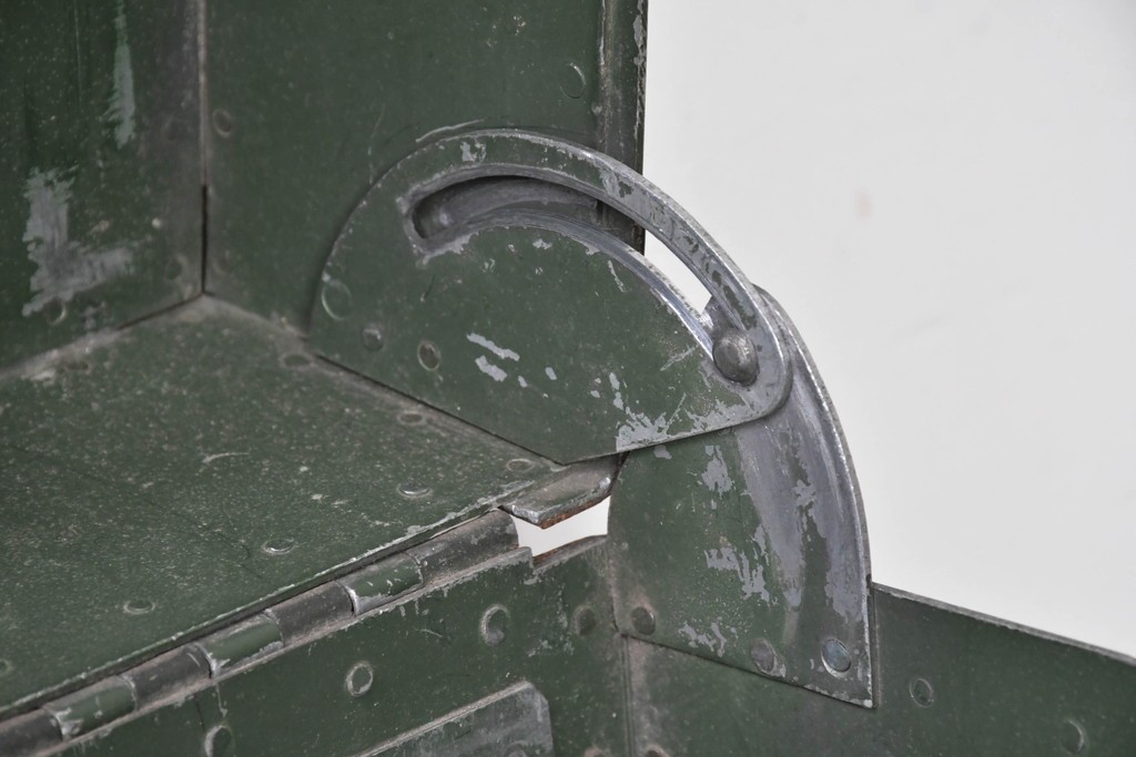 ヴィンテージ　無骨なデザインとステンシル跡がおしゃれなジュラルミントランク　(R-085610)