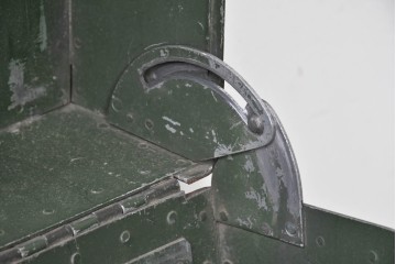 ヴィンテージ　無骨なデザインとステンシル跡がおしゃれなジュラルミントランク　(R-085610)