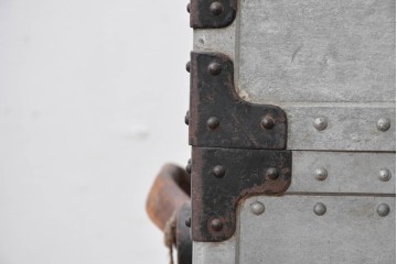 ヴィンテージ　無骨なデザインとステンシル跡がおしゃれなジュラルミントランク　(R-085610)