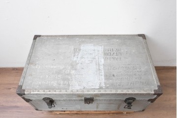 ヴィンテージ　無骨なデザインとステンシル跡がおしゃれなジュラルミントランク　(R-085610)