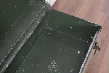 ヴィンテージ　無骨なデザインとステンシル跡がおしゃれなジュラルミントランク　(R-085610)