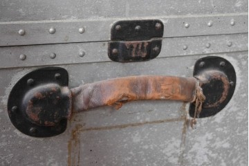 ヴィンテージ　無骨なデザインとステンシル跡がおしゃれなジュラルミントランク　(R-085610)