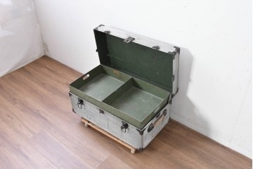 ヴィンテージ　無骨なデザインとステンシル跡がおしゃれなジュラルミントランク　(R-085610)