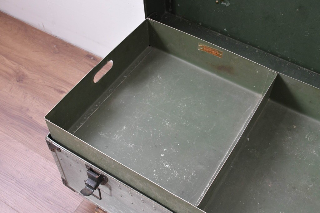 ヴィンテージ　無骨なデザインとステンシル跡がおしゃれなジュラルミントランク　(R-085610)