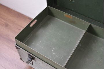 ヴィンテージ　無骨なデザインとステンシル跡がおしゃれなジュラルミントランク　(R-085610)