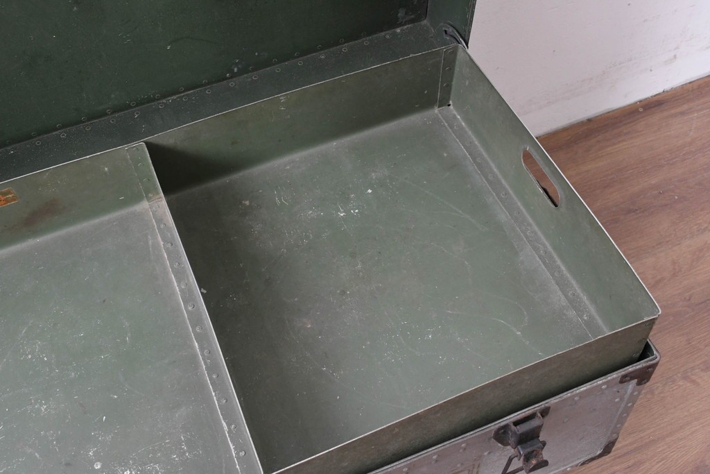 ヴィンテージ　無骨なデザインとステンシル跡がおしゃれなジュラルミントランク　(R-085610)