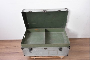 ヴィンテージ　無骨なデザインとステンシル跡がおしゃれなジュラルミントランク　(R-085610)