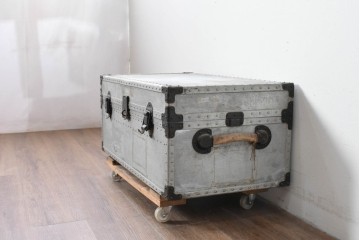 ヴィンテージ　無骨なデザインとステンシル跡がおしゃれなジュラルミントランク　(R-085610)