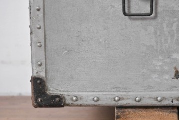 ヴィンテージ　無骨なデザインとステンシル跡がおしゃれなジュラルミントランク　(R-085610)