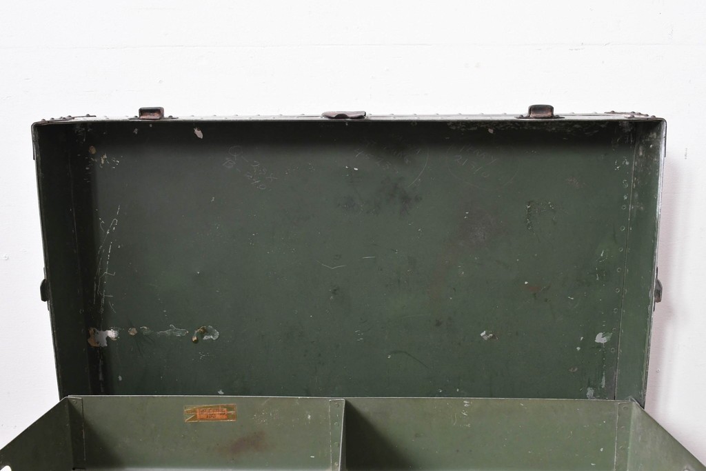 ヴィンテージ　無骨なデザインとステンシル跡がおしゃれなジュラルミントランク　(R-085610)