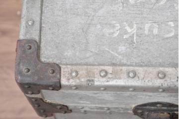 ヴィンテージ　無骨なデザインとステンシル跡がおしゃれなジュラルミントランク　(R-085610)