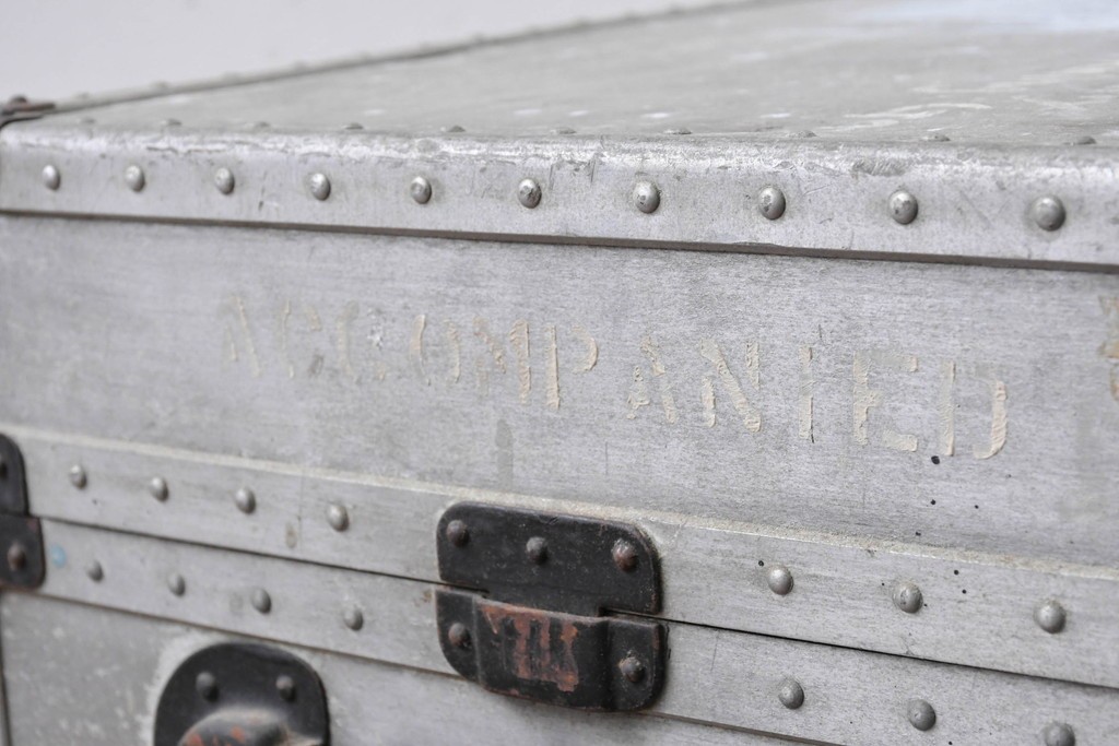 ヴィンテージ　無骨なデザインとステンシル跡がおしゃれなジュラルミントランク　(R-085610)