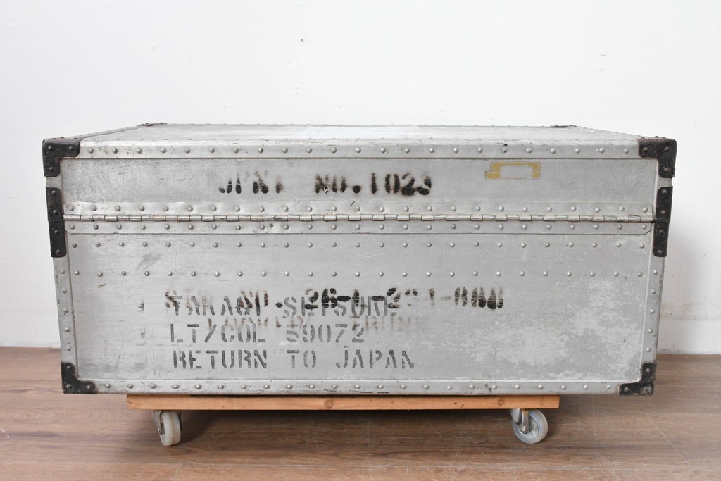 ヴィンテージ　無骨なデザインとステンシル跡がおしゃれなジュラルミントランク　(R-085610)