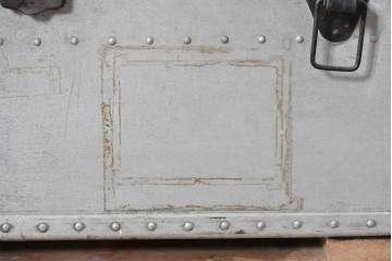 ヴィンテージ　無骨なデザインとステンシル跡がおしゃれなジュラルミントランク　(R-085610)