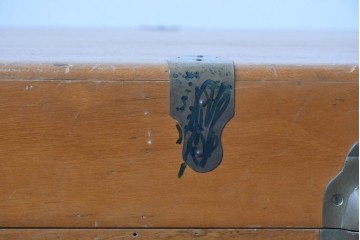 アンティーク　美品　くすのき(楠)材　収納力抜群の木製トランク　(R-085611)