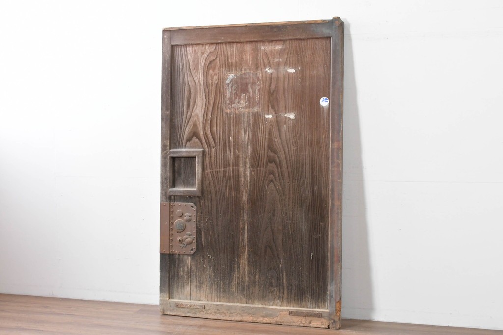 和製アンティーク　明治から大正期　総欅(ケヤキ)材　美しい木目と福を呼ぶ意匠金具が目を引く蔵戸1枚　(R-085612)