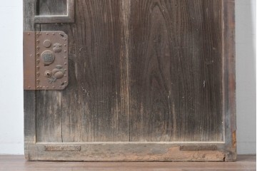 和製アンティーク　明治から大正期　総欅(ケヤキ)材　美しい木目と福を呼ぶ意匠金具が目を引く蔵戸1枚　(R-085612)
