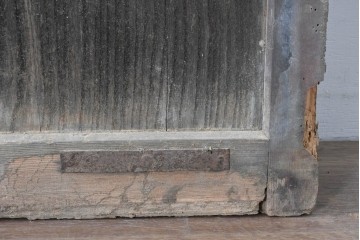 和製アンティーク　明治から大正期　総欅(ケヤキ)材　美しい木目と福を呼ぶ意匠金具が目を引く蔵戸1枚　(R-085612)