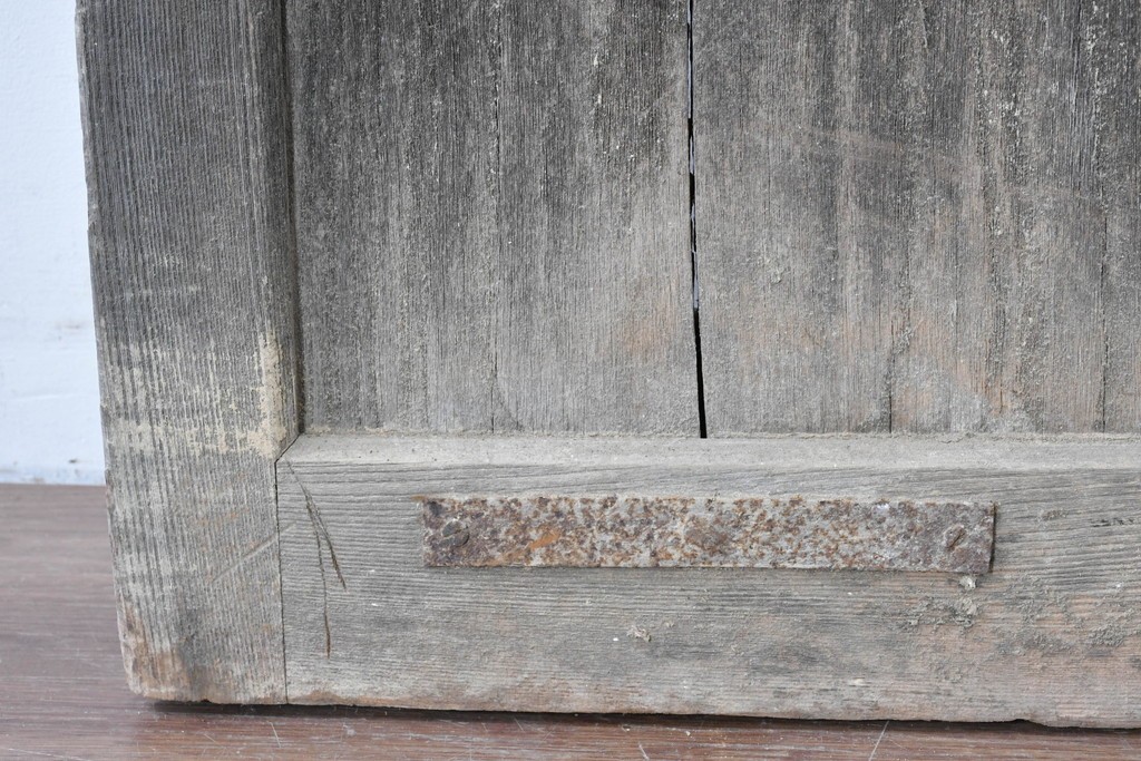 和製アンティーク　明治から大正期　総欅(ケヤキ)材　美しい木目と福を呼ぶ意匠金具が目を引く蔵戸1枚　(R-085612)